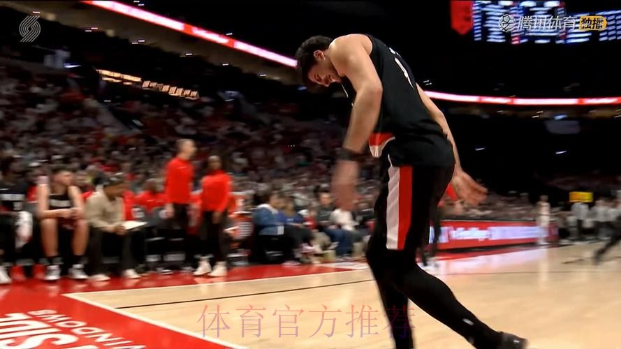 阿夫迪亚抢篮板落地后扶着后腰,随后直接走回更衣室 阿夫迪亚抢篮板落地后扶着后腰,随后直接走回更衣室