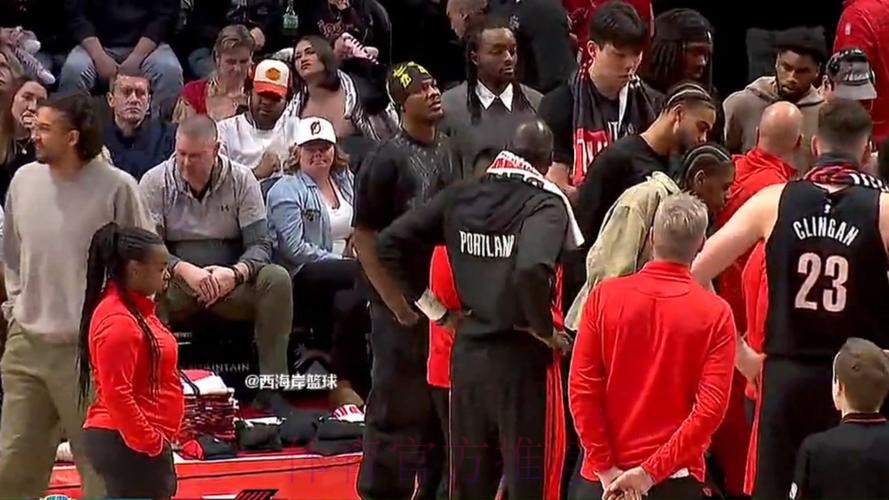 阿夫迪亚抢篮板落地后扶着后腰,随后直接走回更衣室 阿夫迪亚抢篮板落地后扶着后腰,随后直接走回更衣室